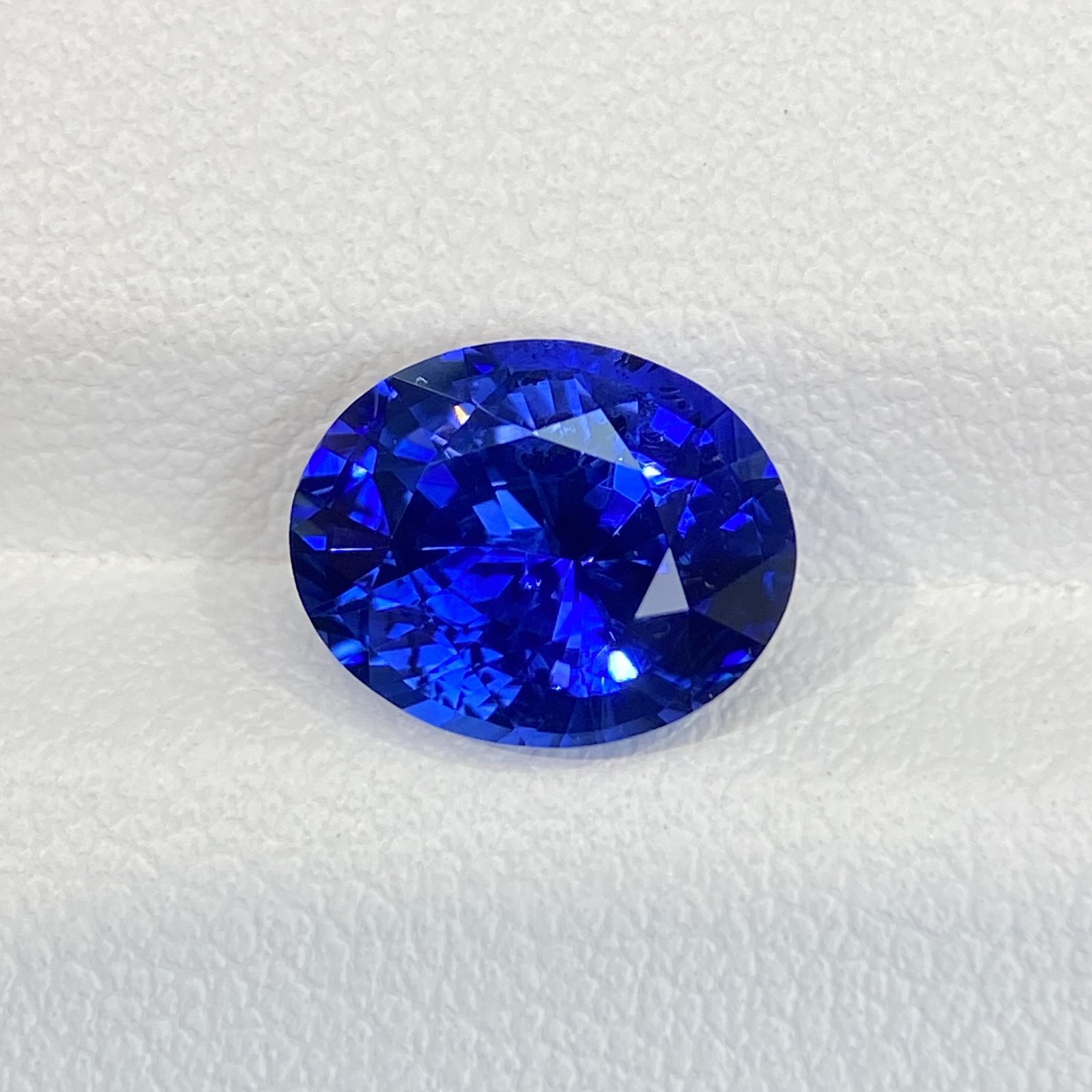 3.42-carat Royal Blue Sapphire, round cut, GUILD certified