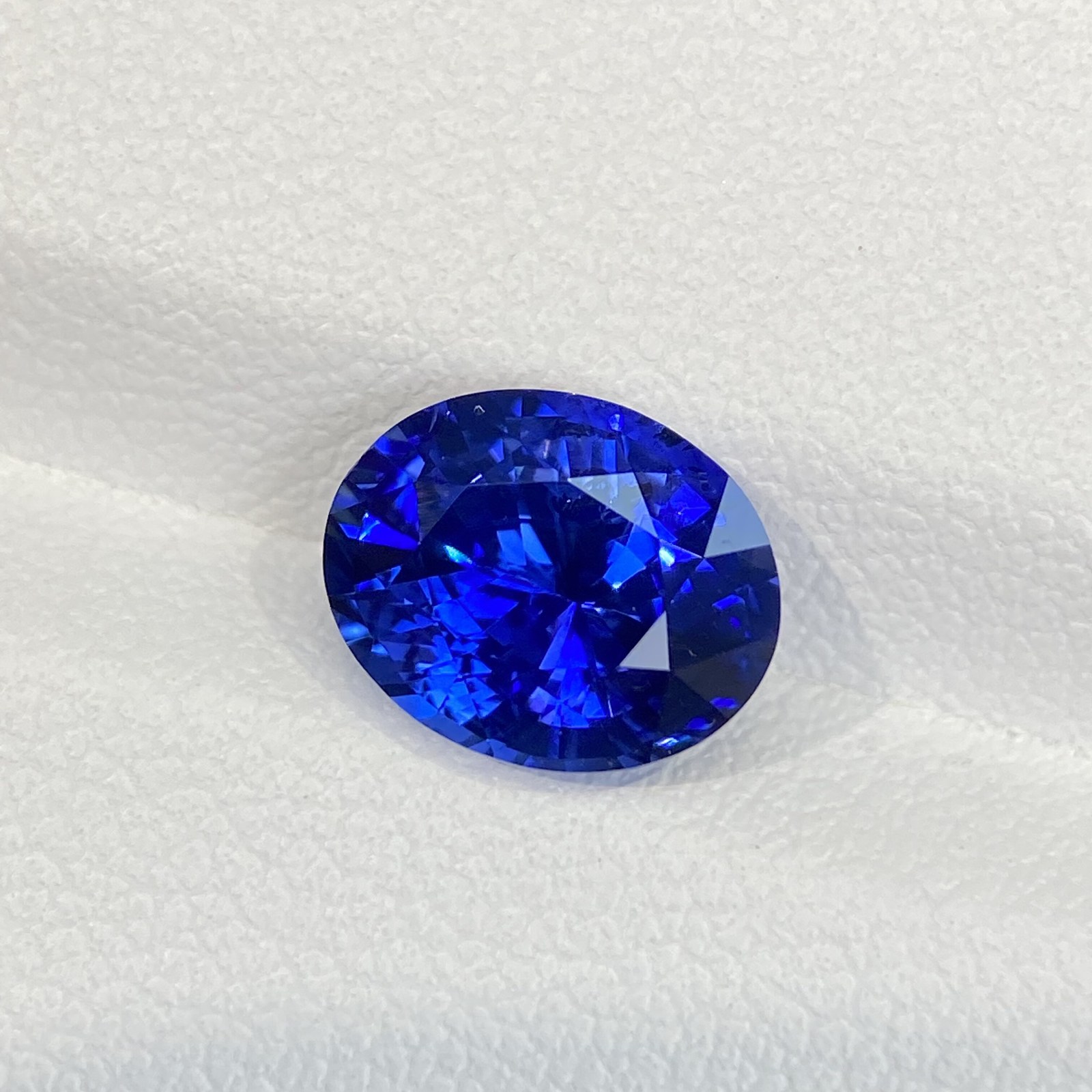 3.42-carat Royal Blue Sapphire · Round Stone Image 2