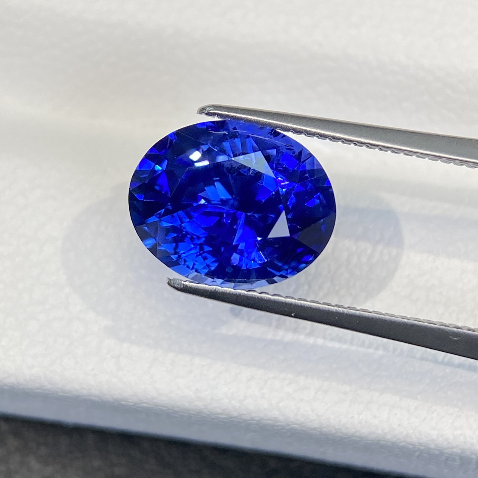 3.42-carat Royal Blue Sapphire · Round Stone Image 3