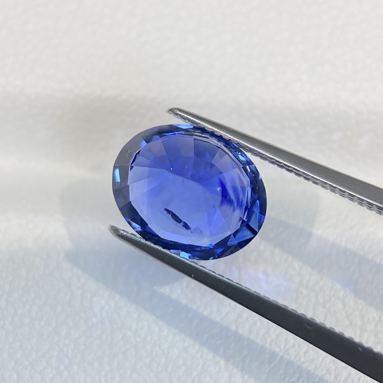 3.42-carat Royal Blue Sapphire · Round Stone Image 4