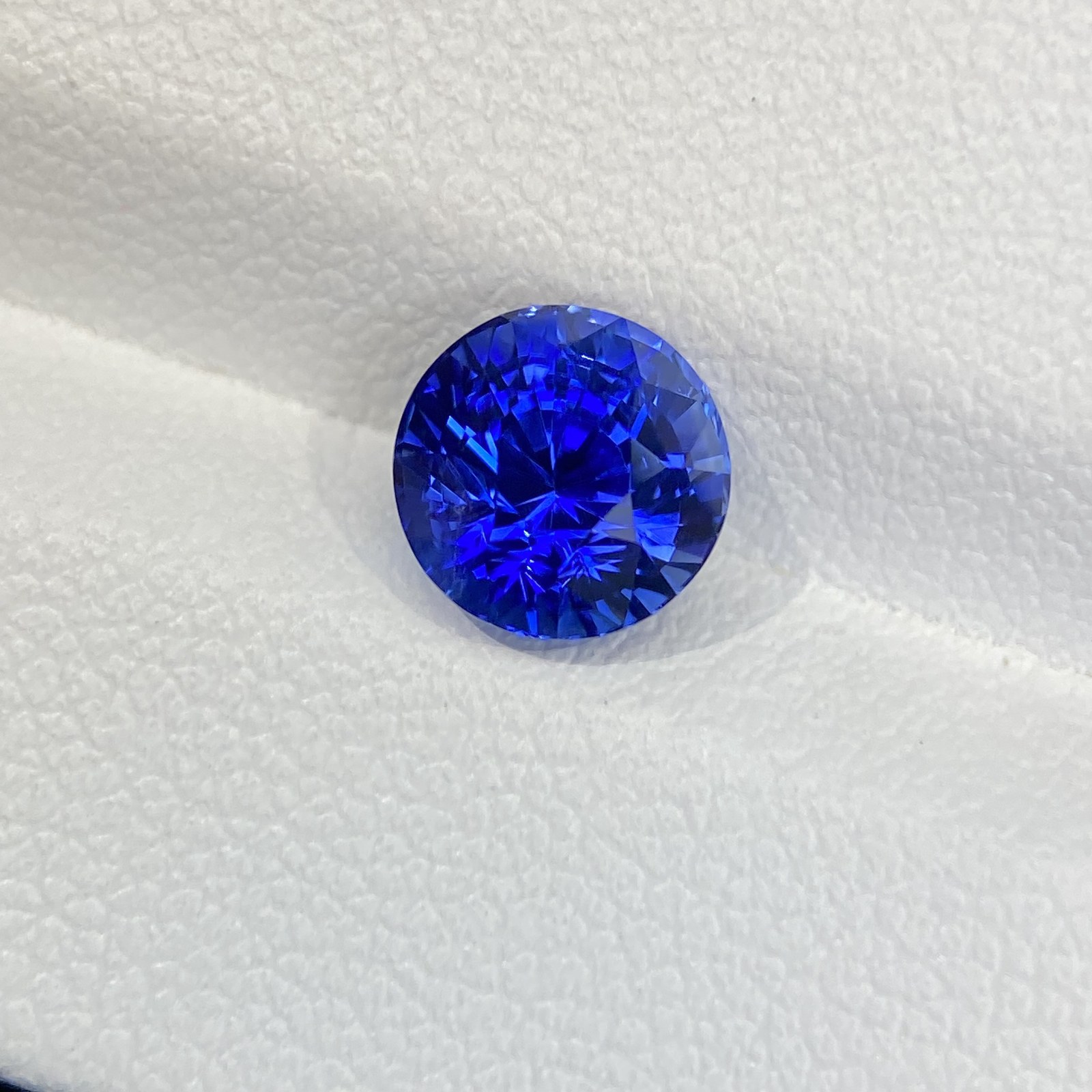 2.18-carat Royal Blue Sapphire Round Stone Image 3