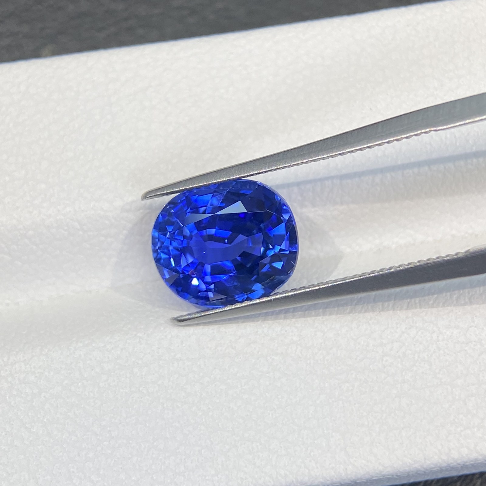 3.74-carat Cornflower Blue Sapphire · Round Stone Image 2