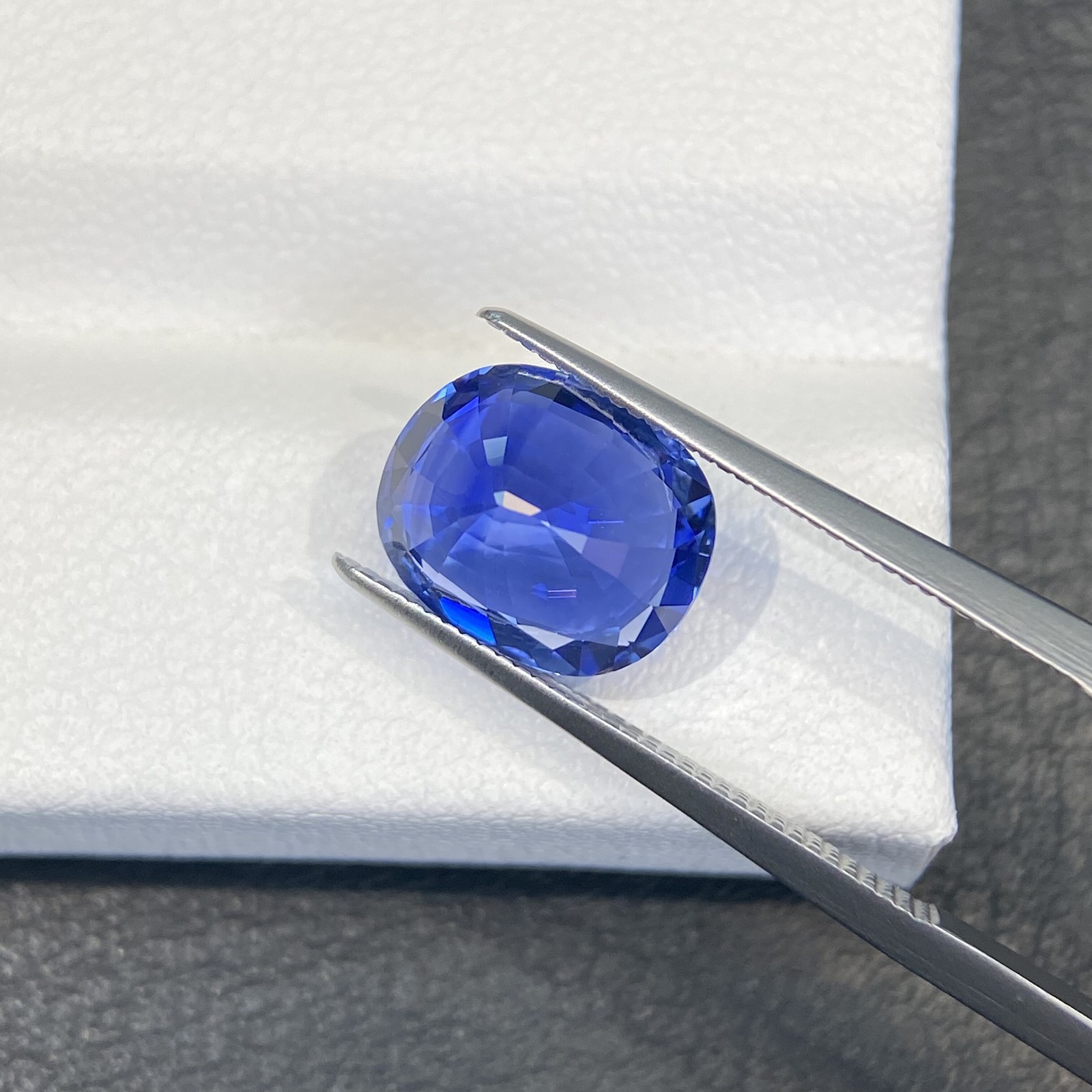 3.74-carat Cornflower Blue Sapphire · Round Stone Image 3