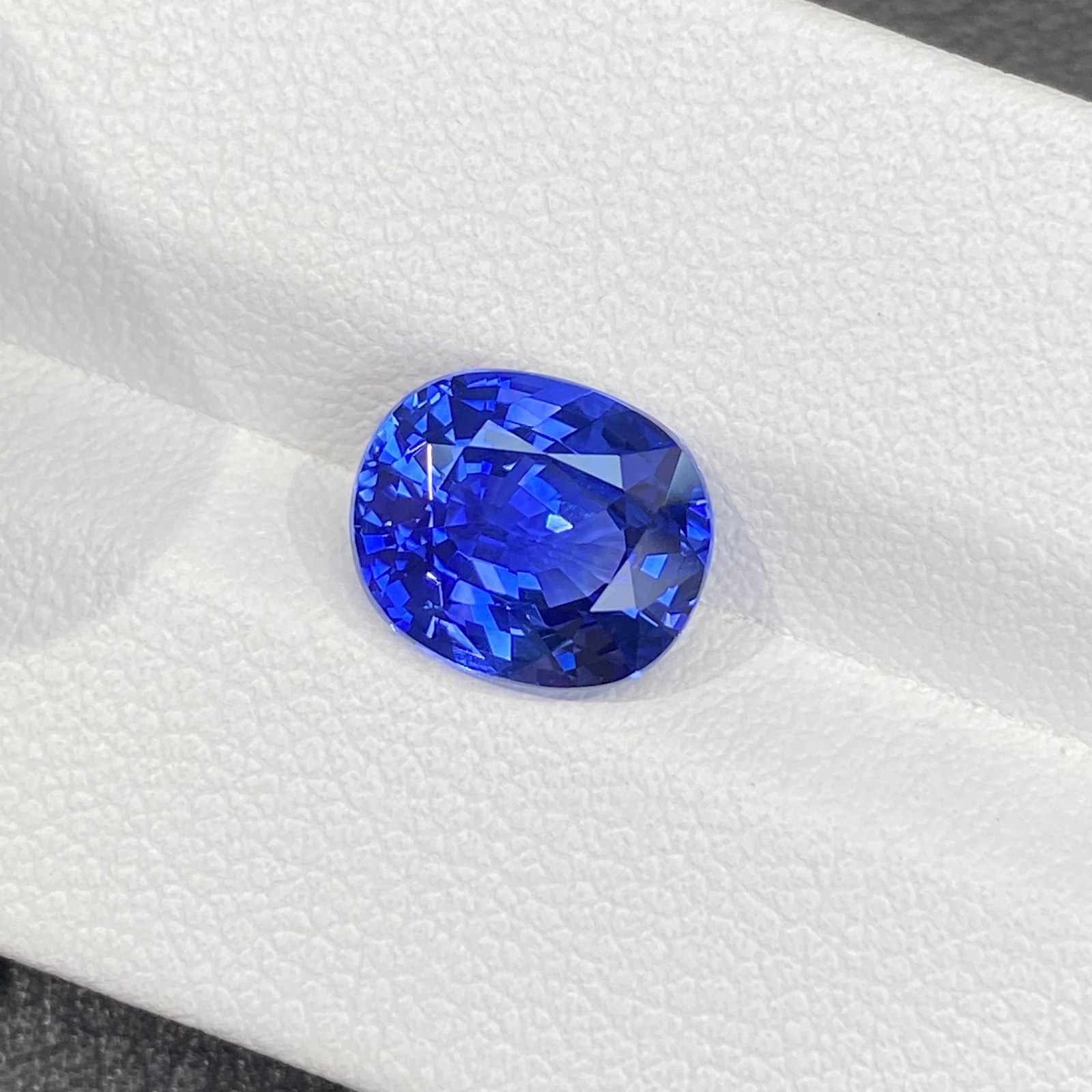 3.74-carat Cornflower Blue Sapphire · Round Stone Image 4