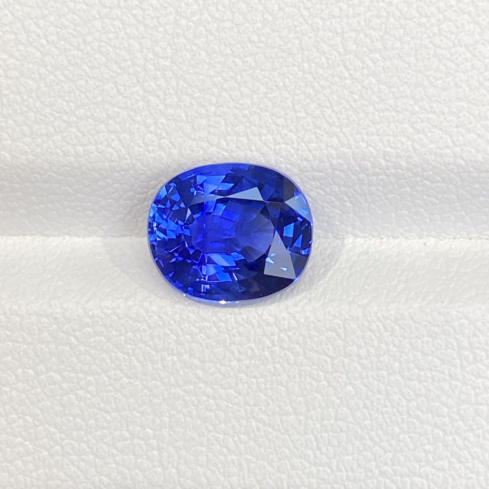 3.74-carat Cornflower Blue Sapphire · Round Stone Image 5
