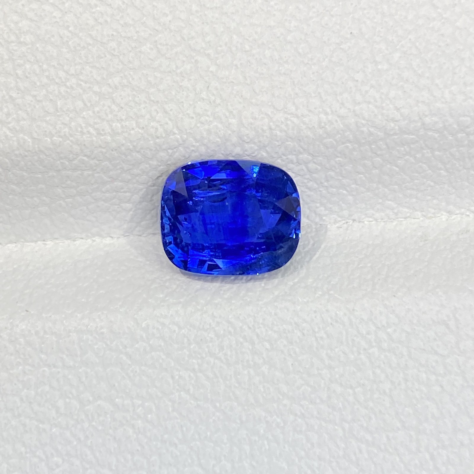 1.78-carat Cornflower Blue Sapphire · Cushion Stone Image 5