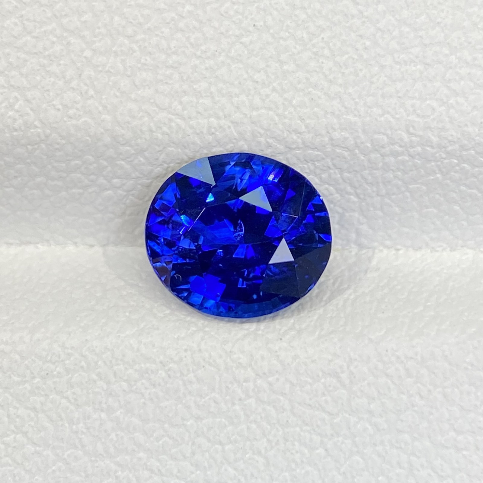 GEMBÉAR atelier 2.02-carat Royal Blue Sapphire, Round cut, GUILD certified