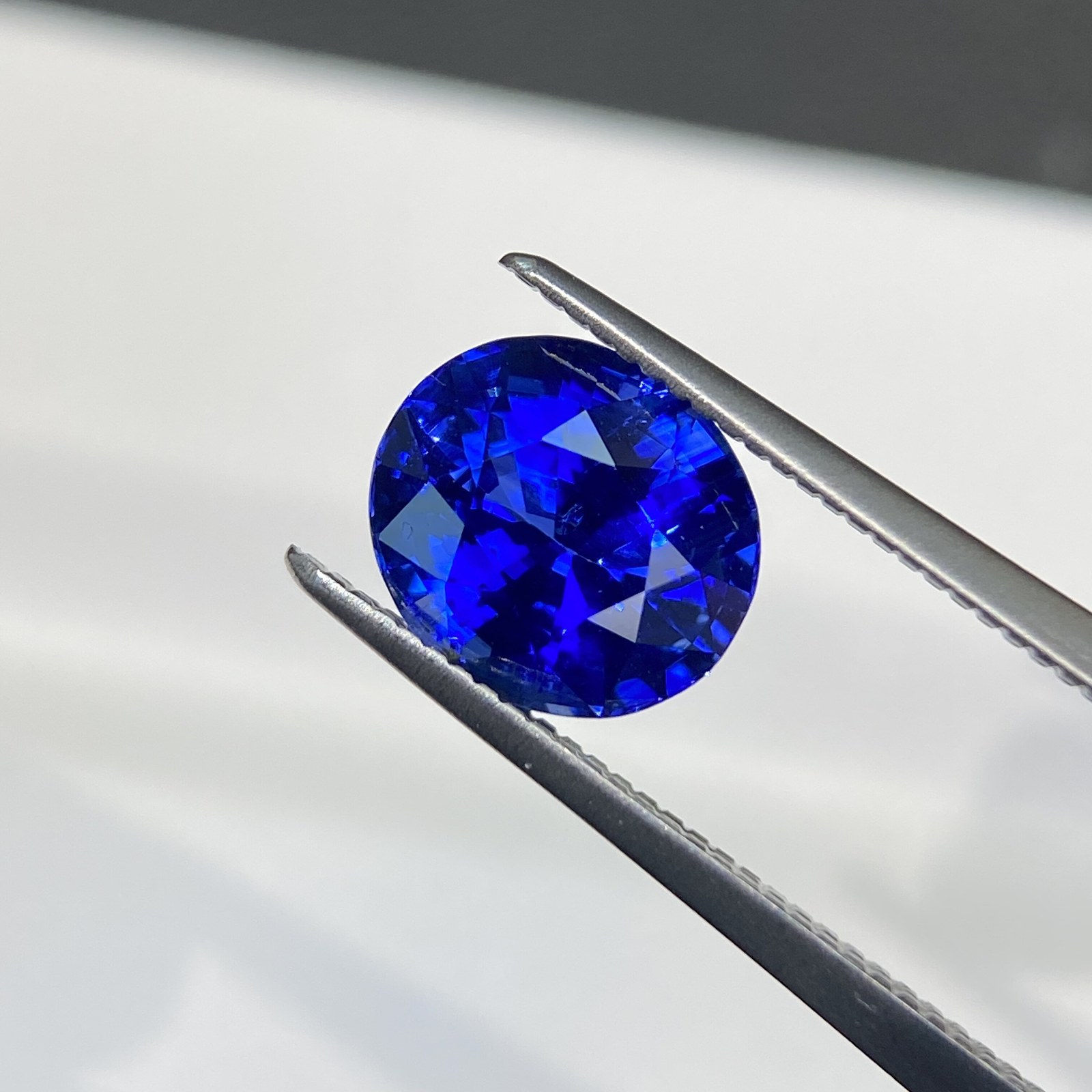 2.02-carat Royal Blue Sapphire Round Cut Stone Image 3