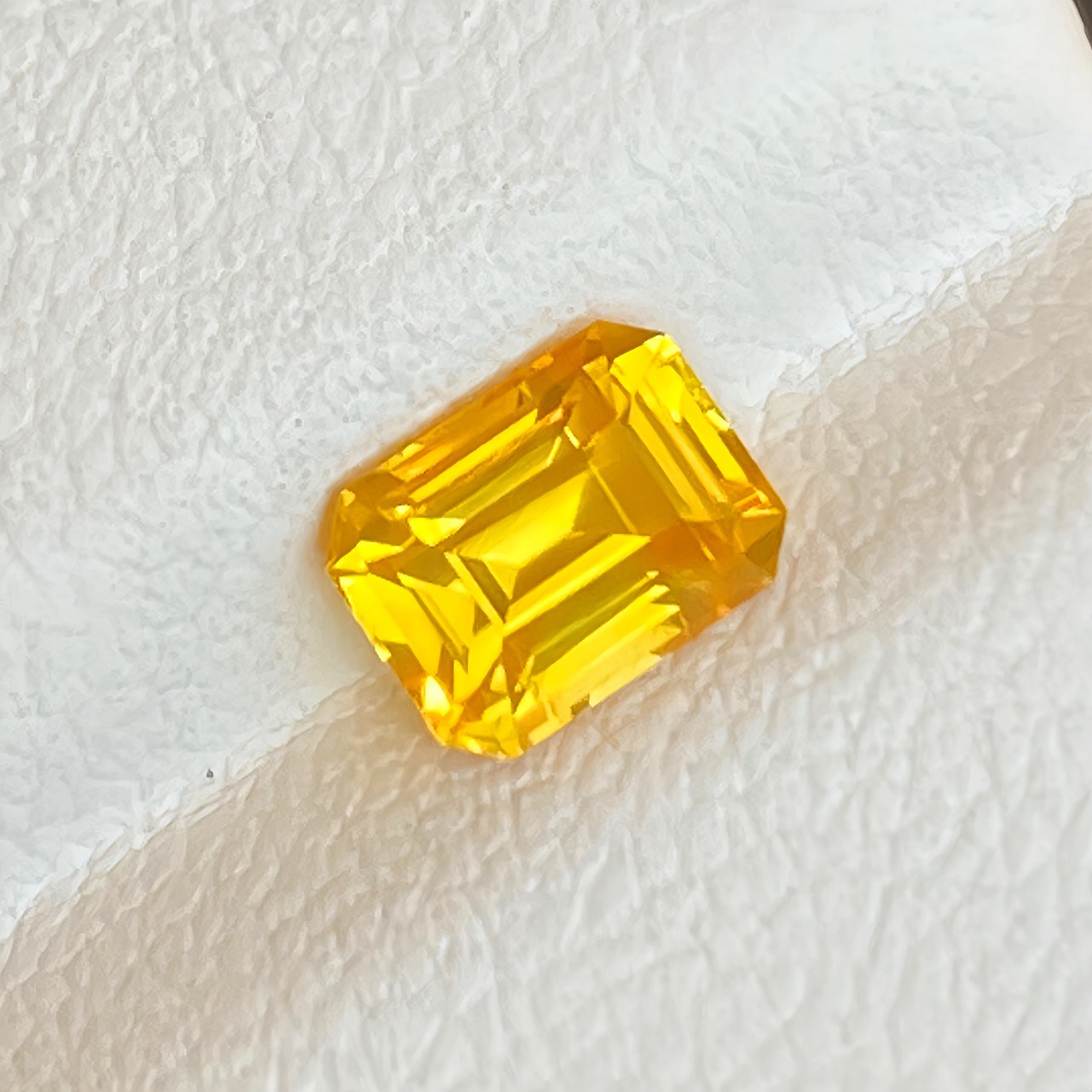 1.02ct 黄蓝宝
