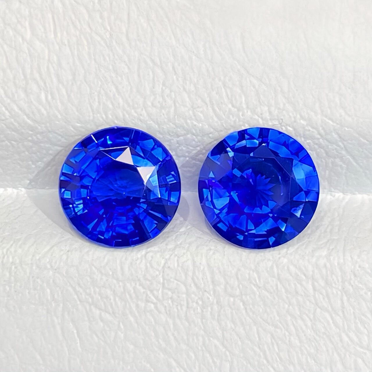 2.91-carat Royal Blue Sapphire Pair Round Stone Image 2