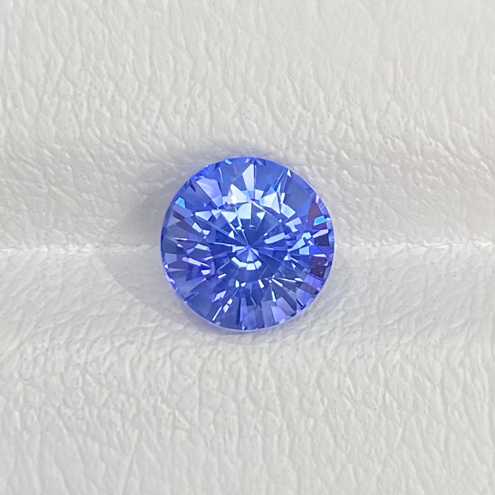 1.47 carat Cornflower Blue Sapphire · Round Stone Image 2