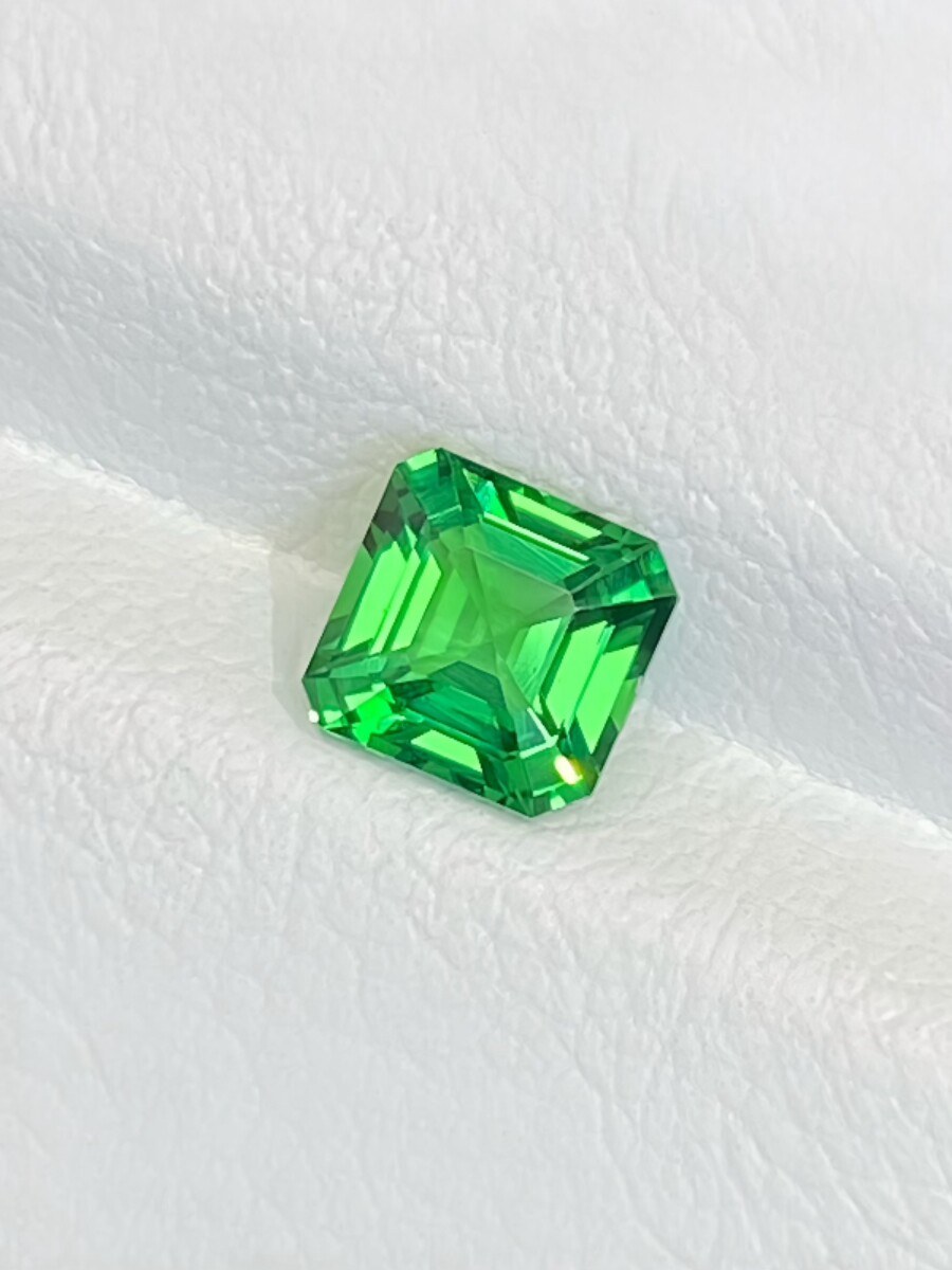1.05-carat Fancy Green Tsavorite · Square Stone Image 2