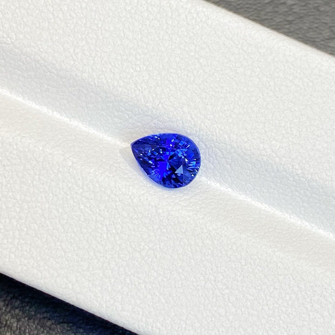 1.27-carat Royal Blue Sapphire · Teardrop Shape Stone Image 5