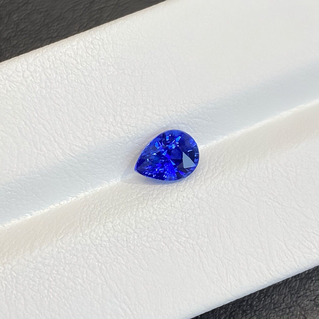 1.27-carat Royal Blue Sapphire · Teardrop Shape Stone Image 6