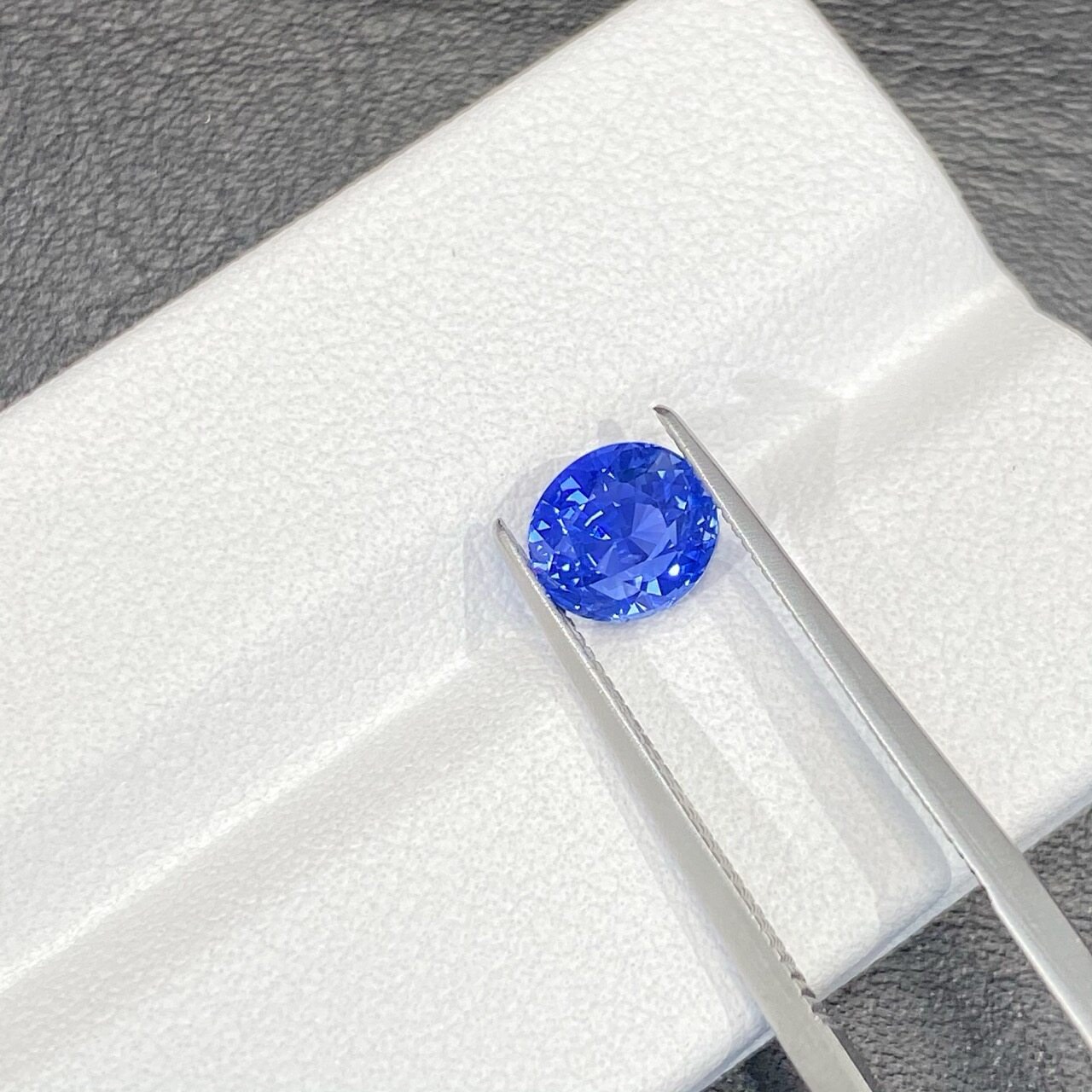 1.62 ct Cornflower Blue Sapphire · Round Stone Image 3