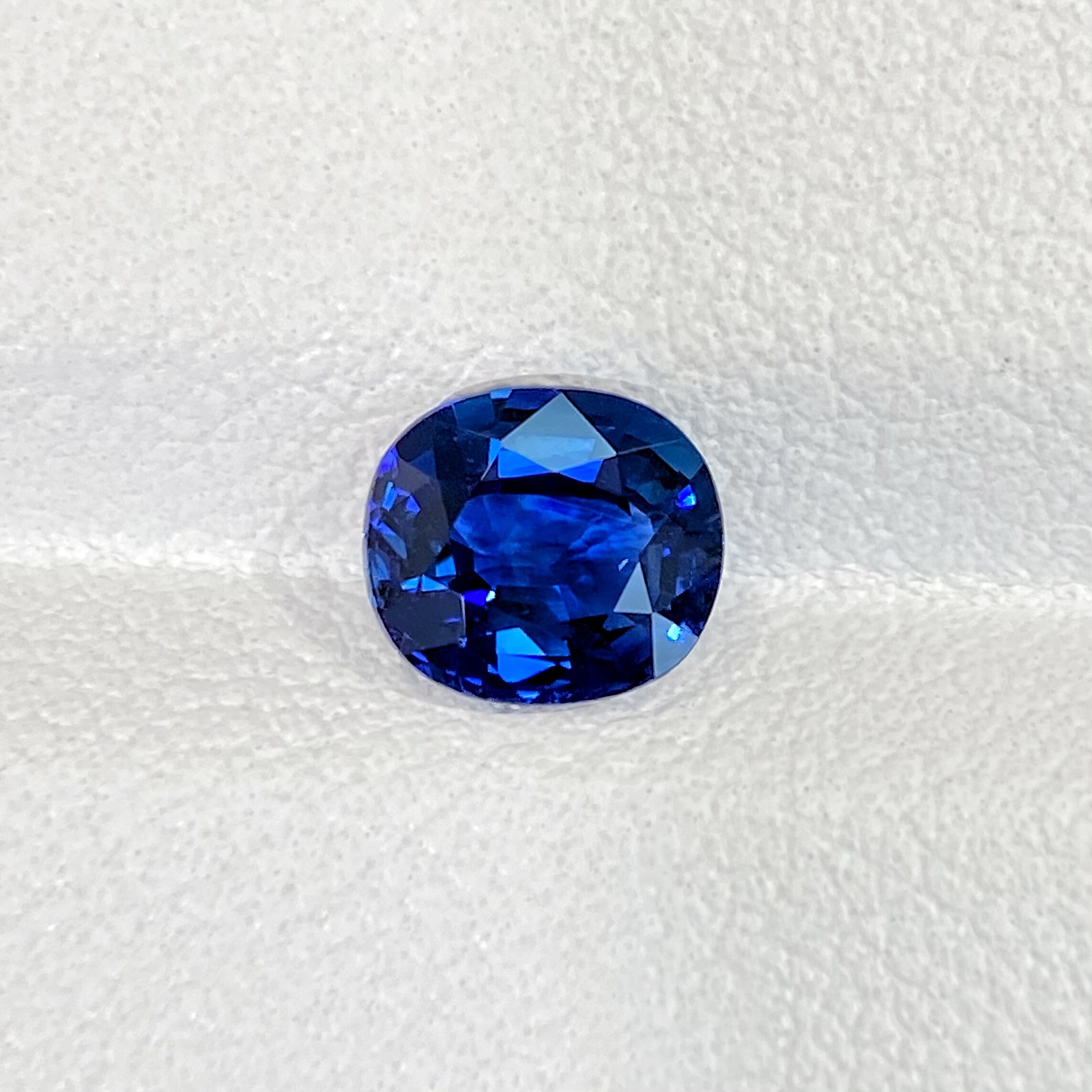 Natural 1.13-carat Royal Blue Sapphire, Round cut, high transparency, with GRC certificate.