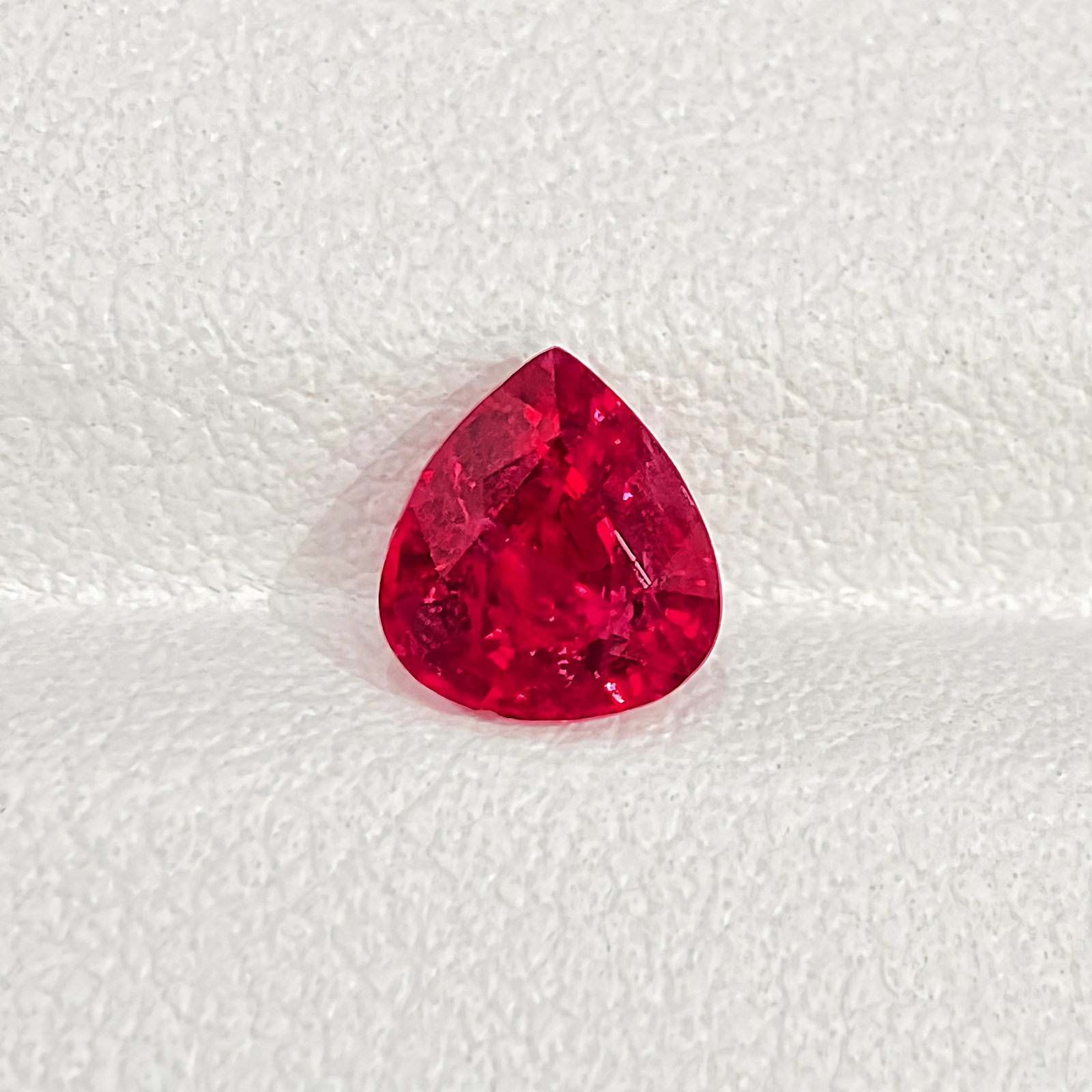 GEMBÉAR atelier 1.22 ct Pigeon's Blood Ruby