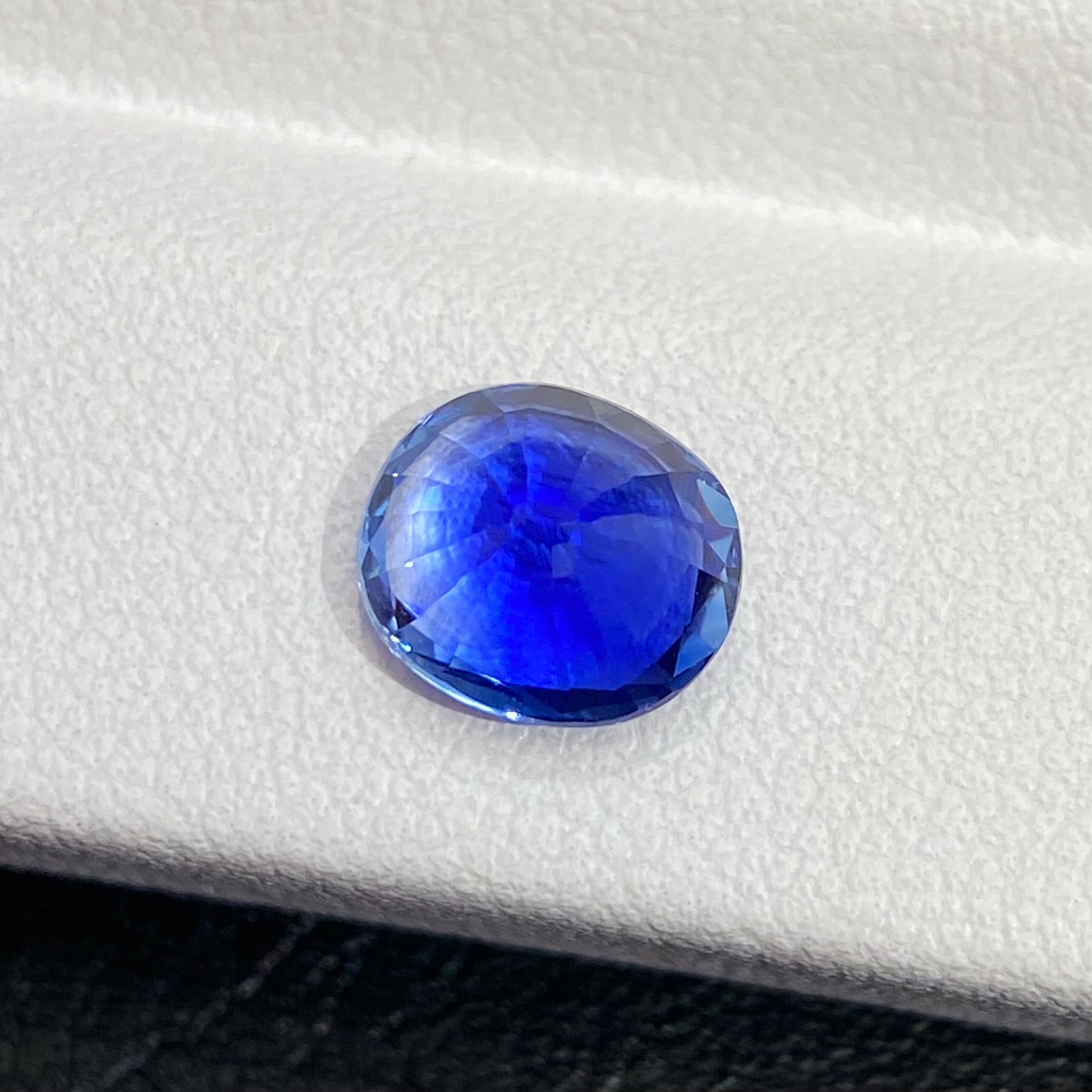 2.16-carat Royal Blue Sapphire Round Stone Image 3