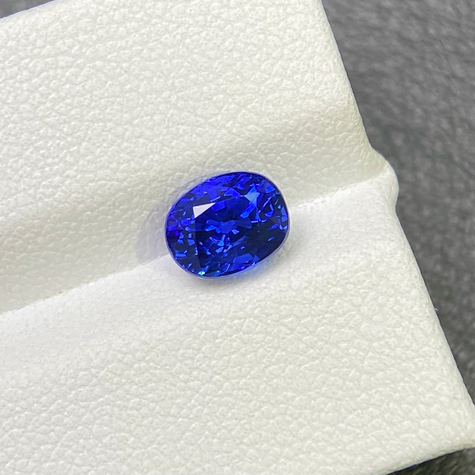 1.86-carat round Royal Blue Sapphire, GUILD certificate, suitable for customizing high-end jewelry.