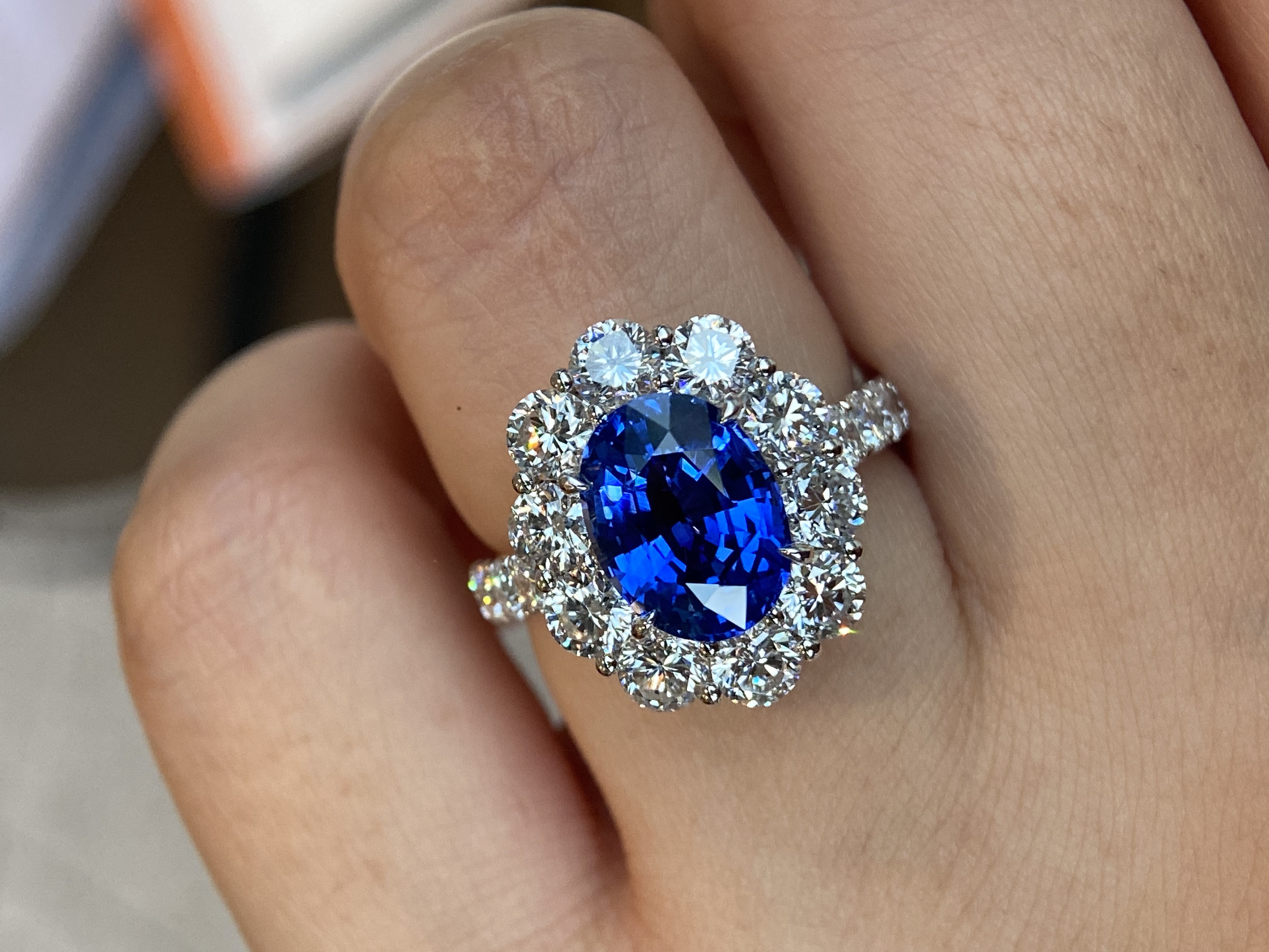 18K 围镶天然蓝宝石培育钻戒指 | GEMBÉAR Lab-Grown Diamond