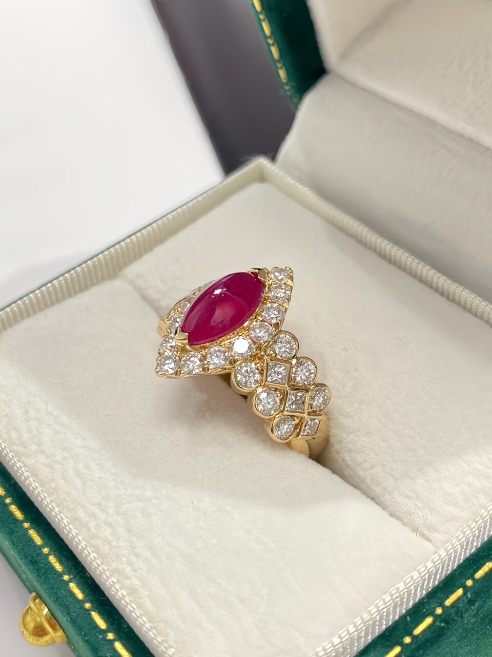 Ruby Cabochon Ring · 3/5