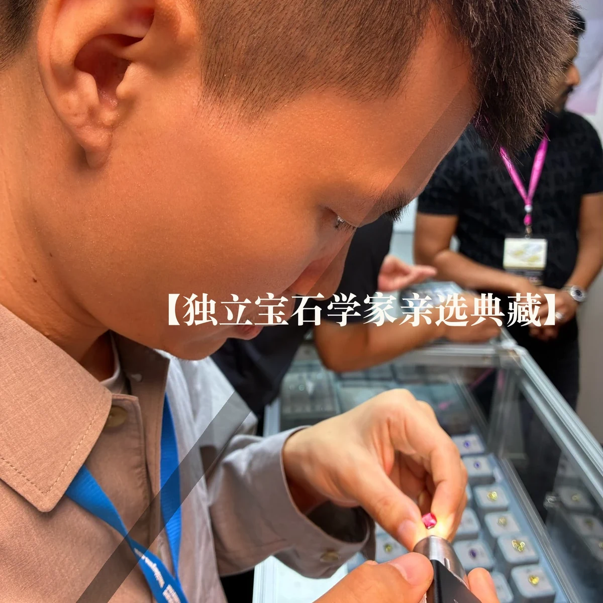 GEMBEAR 主理人 Martin 在展柜前检查天然彩色宝石